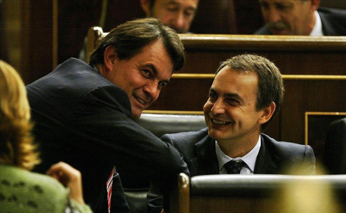 El 2 de noviembre del 2005 comienza la tramitación del Estatut en el Congreso. En la imagen, Artur Mas y José Luis Rodríguez Zapatero.