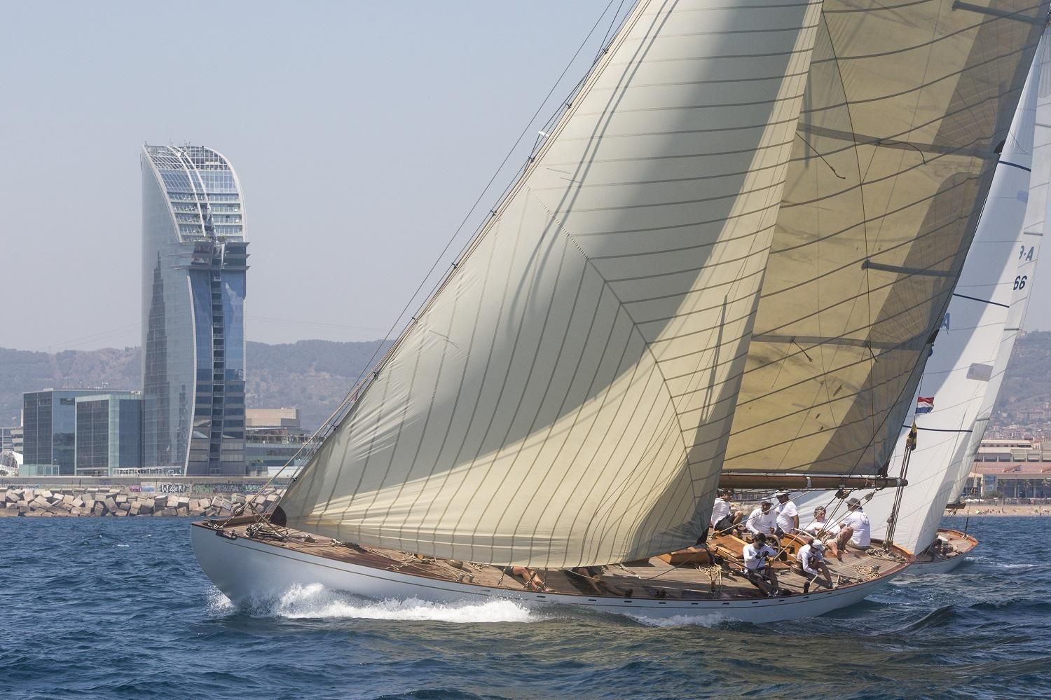 Velero en la costa barcelonesa.