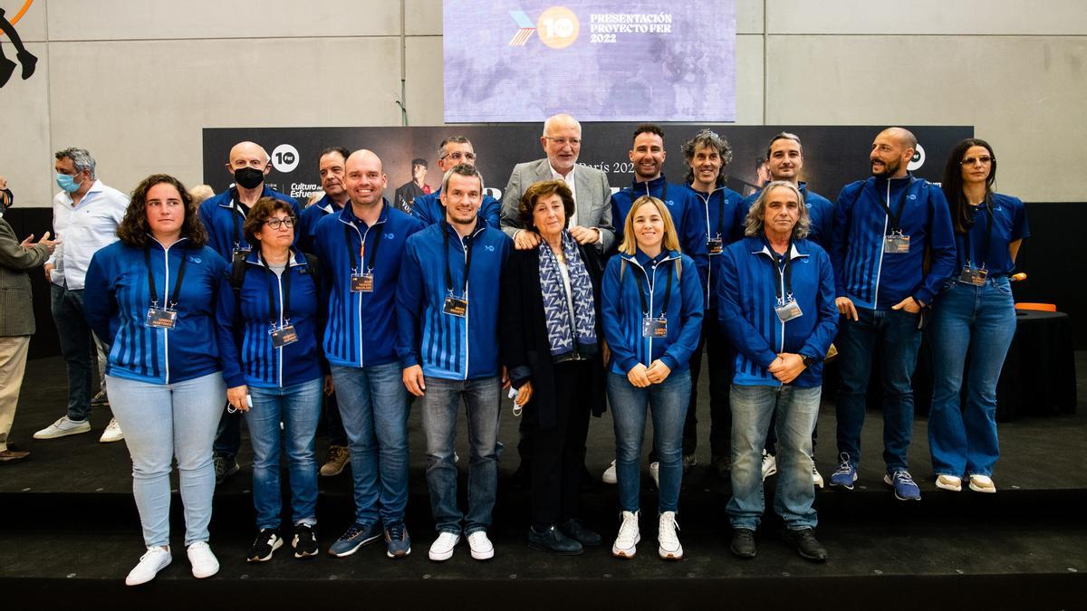 Juan Roig junto a los entrenadores FER