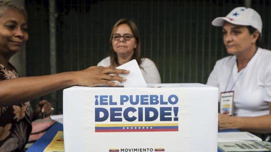 Una de les meses electorals habilitades a Caracas