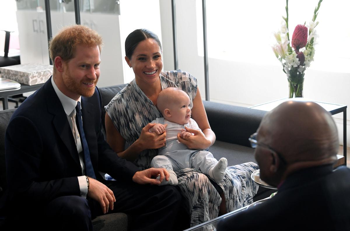 Los duques de Sussex con su hijo, el pequeño Archie, en una visita al arzobispo sudafricano Desmond Tutu, en 2019.