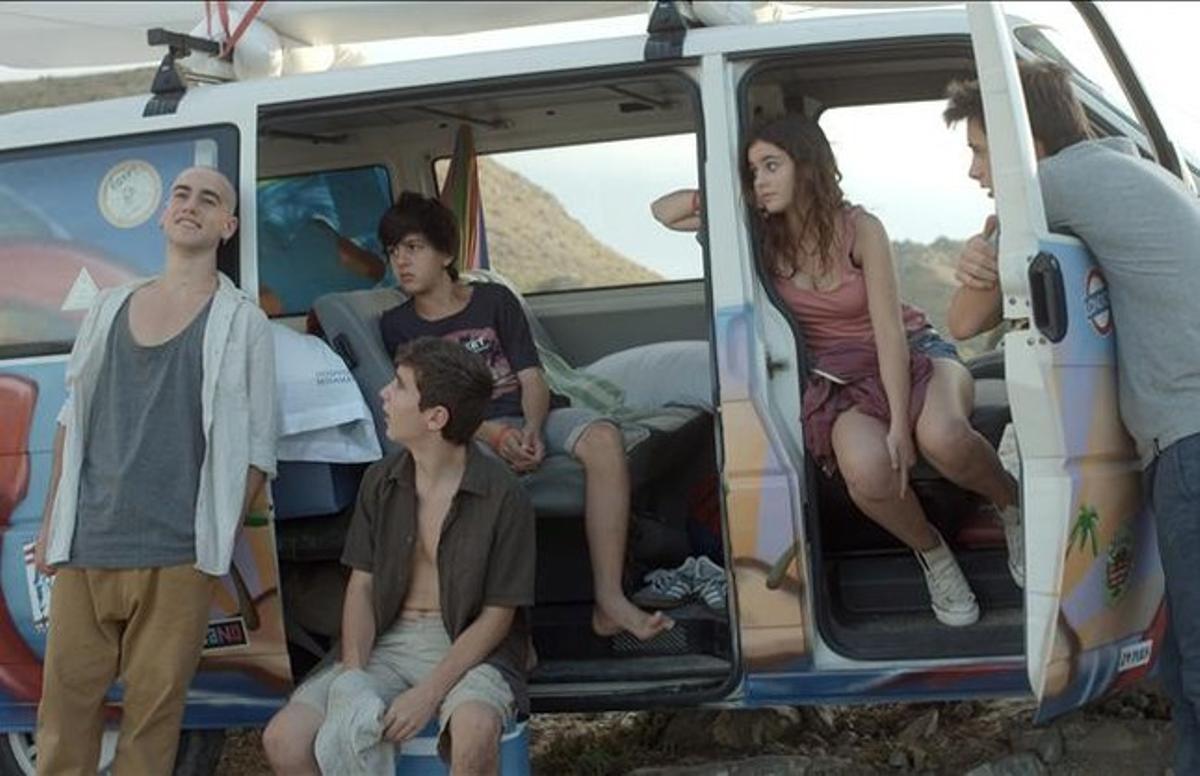 Els actors de ’Polseres vermelles’ al costat de la furgoneta del capítol final. Els actors de ’Polseres vermelles’ al costat de la furgoneta del capítol final.