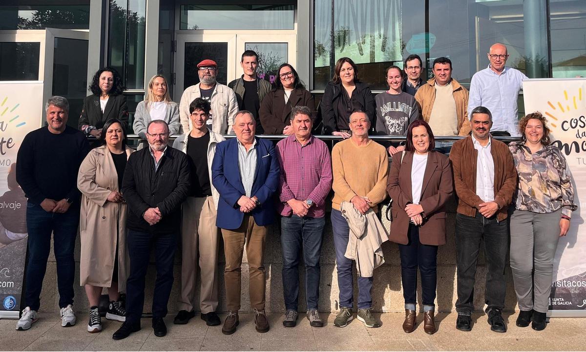 Participantes na asemblea xeral da CMAT, celebrada en Vimianzo.