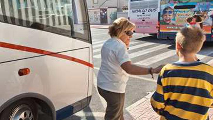 Un escolar al bajar del autobús.