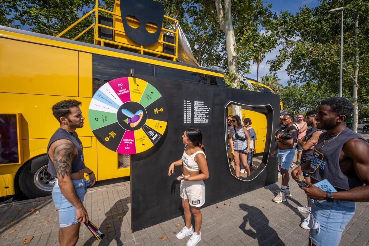 El autobús de Grindr en el Pride de Barcelona
