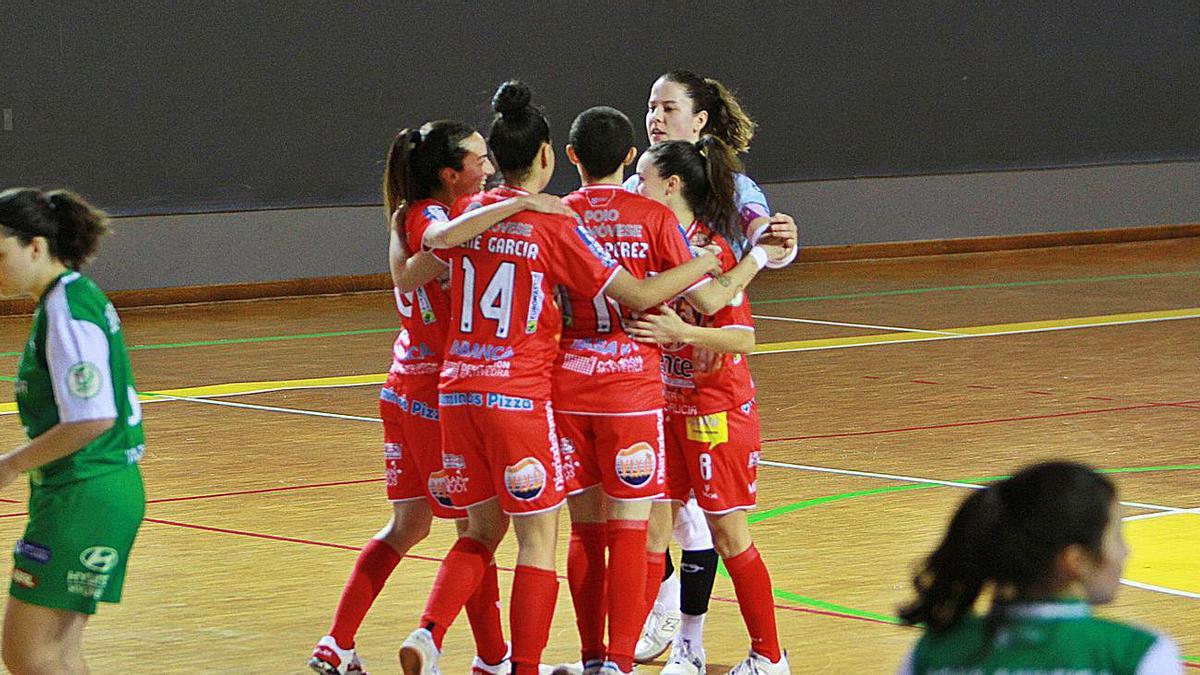 Las jugadoras del Poio Pescamar celebran un gol. |  // R.V.