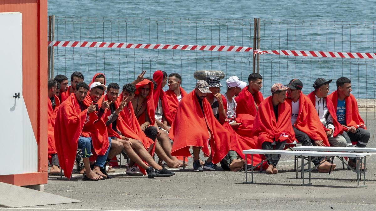 Migrantes magrebíes en Puerto Naos, en Arrecife, tras ser rescatados por Salvamento Marítimo este martes, 8 de agosto de 2023.