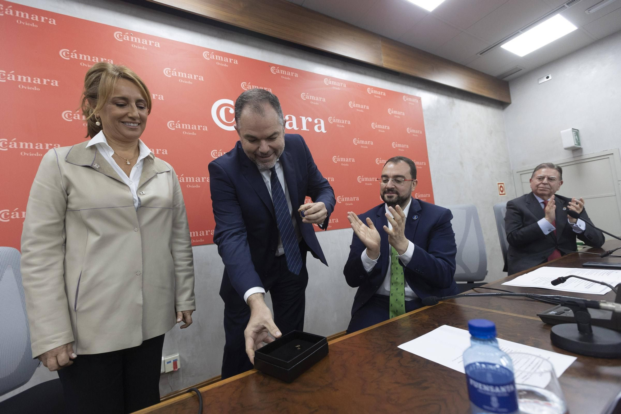 En imágenes: Obdulia Fernández recoge la Medalla de Oro de la Cámara de Oviedo