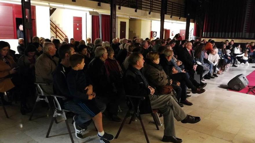 Público asistente al concierto en la Escuela de Música de Posada de Llanera.