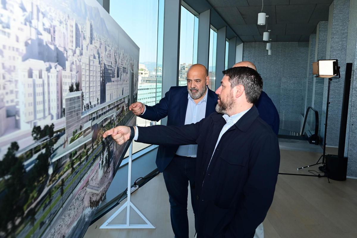El alcalde Jaime Martínez y el regidor Javier Bonet observan la maqueta del proyecto ganador.
