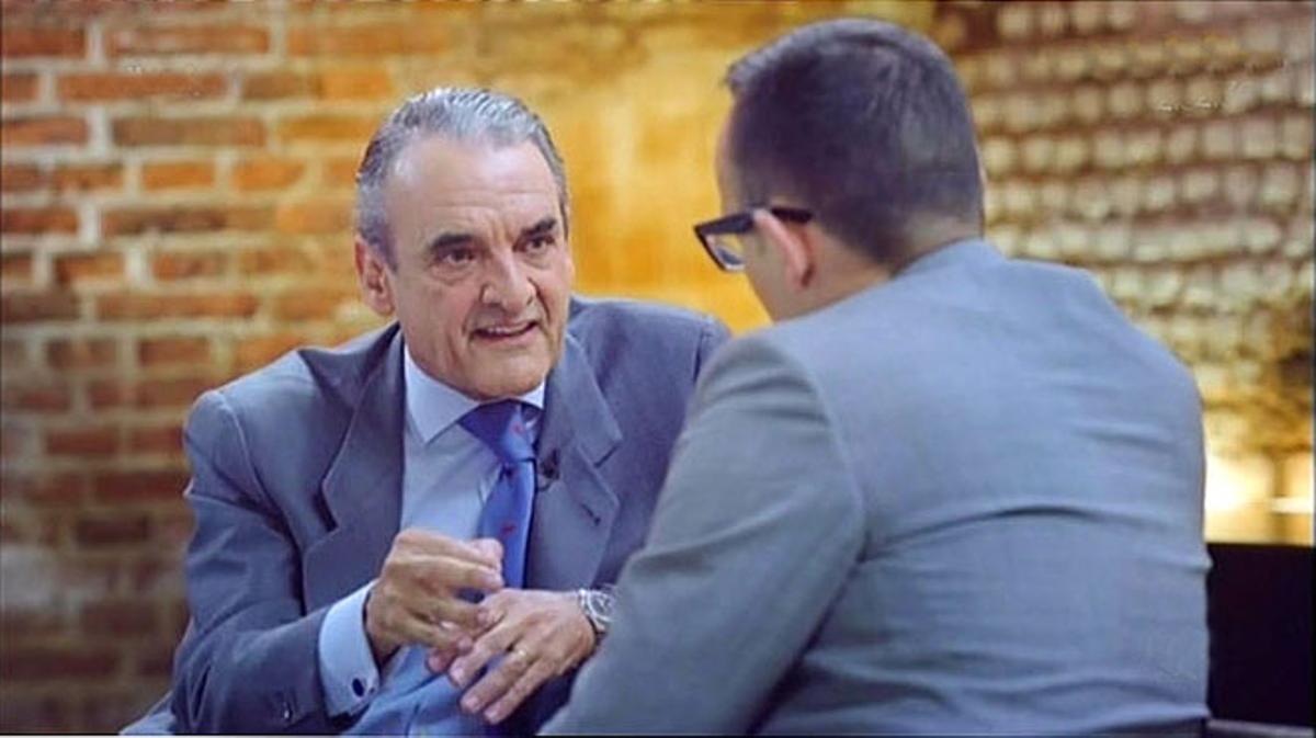 Mario Conde con Risto Mejide, en el banco de madera de ‘Al rincón de pensar’ de Antena 3 TV.
