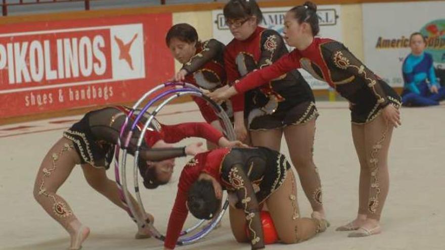 Un grupo de ilicitanas -izquierda- quedaron primeras en la categoría de conjuntos de nivel competición y entre 120 deportistas de nivel nacional.