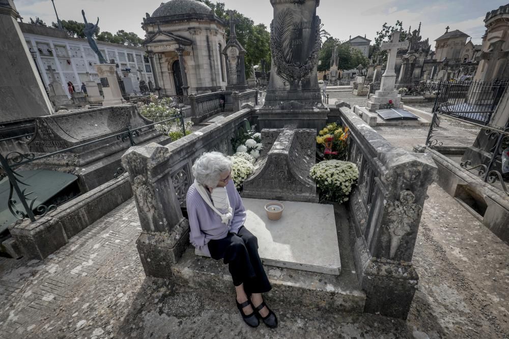 Día de Todos los Santos en el cementerio de Palma