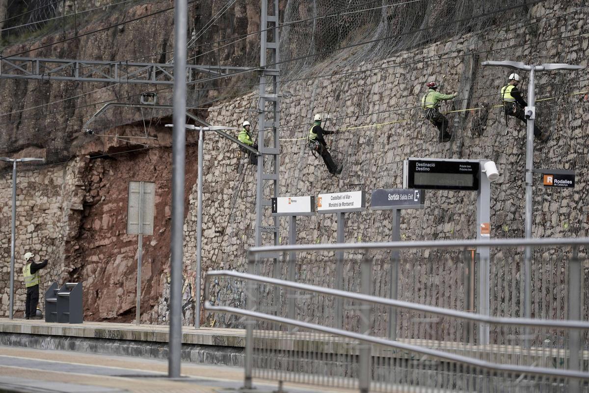 Treballs de reparació i fixació de talussos a l'estació de Castellbell i el Vilar