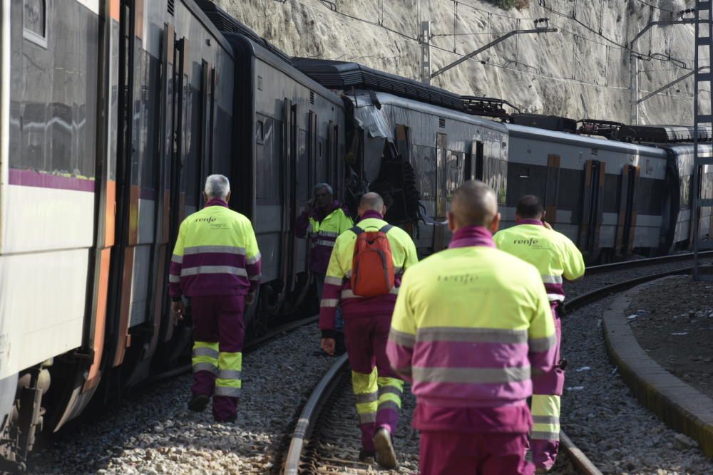 L'endemà de l'accident: fotos dels dos trens i dels treballs dels operaris