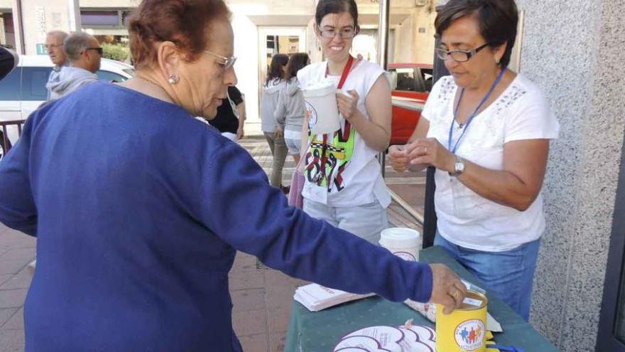 Varias personas en una de las mesas petitorias instaladas en la ciudad.