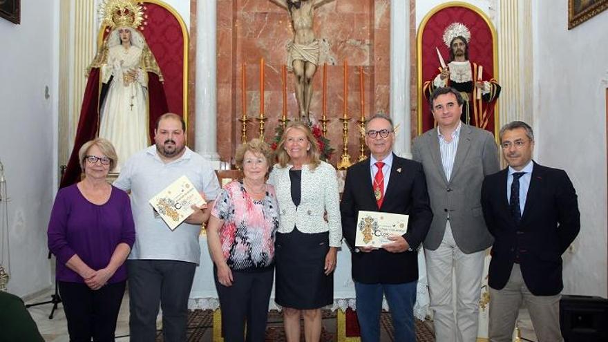 La alcaldesa, con los ganadores del I Concurso de las Cruces de Mayo.