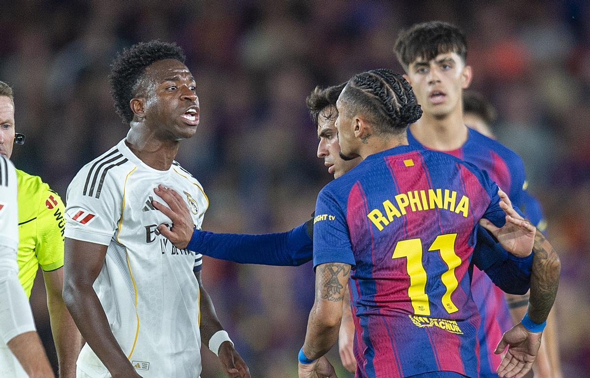 Vinicius se encara con Raphinha durante el clásico.