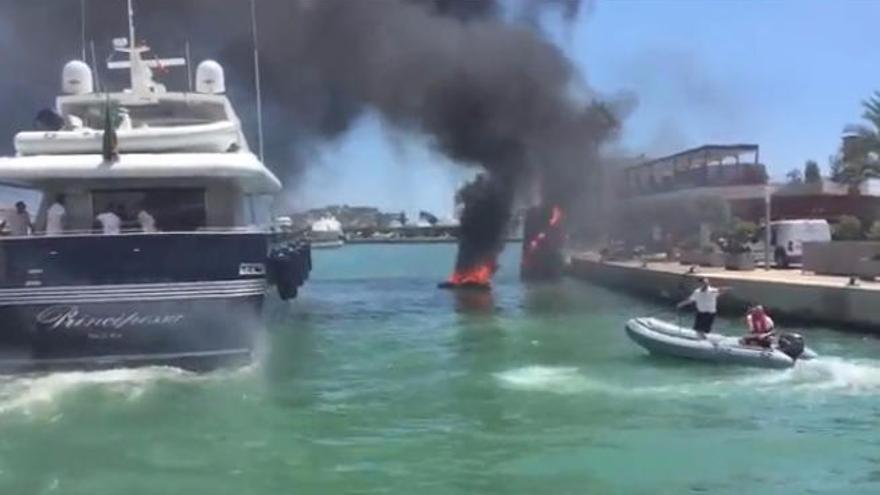 Dos heridos críticos al estallar un barco en la gasolinera de la marina de Ibiza