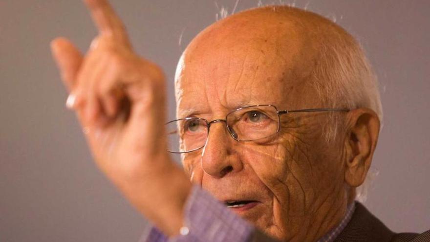 Emilio Lledó, durante la rueda de prensa.