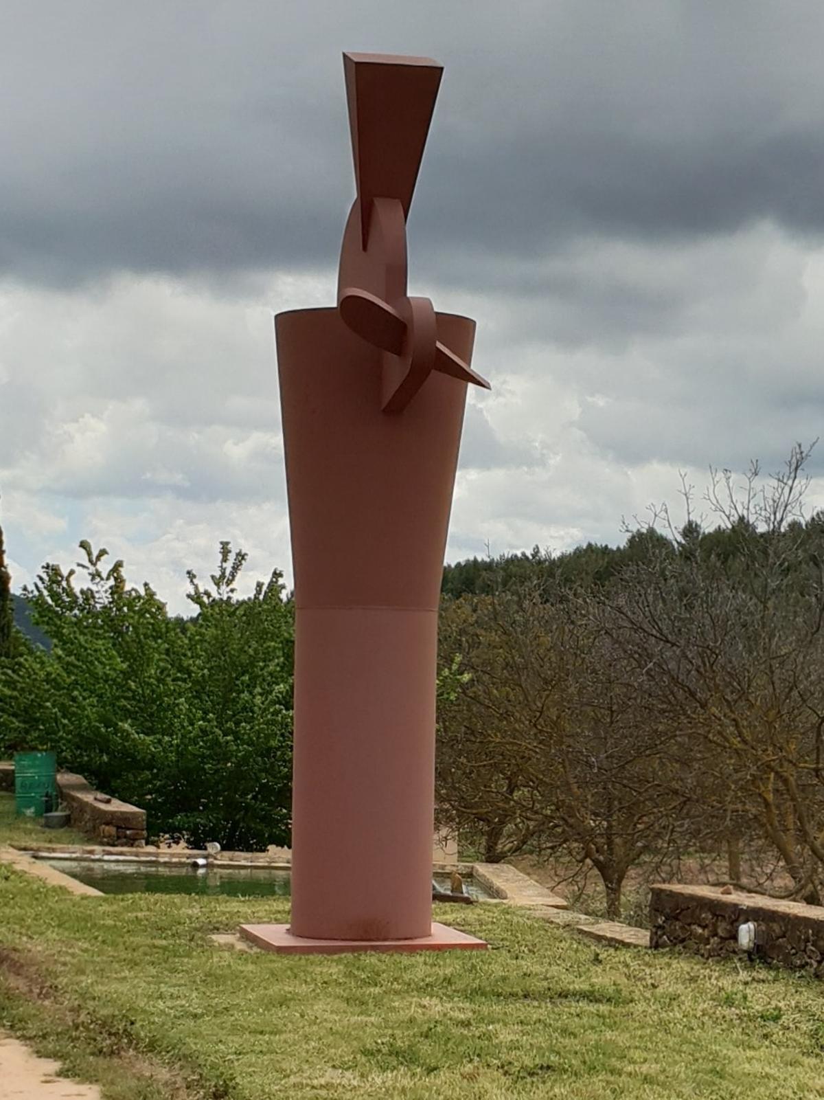 Escultura de Miquel Navarro en La Alqueruela.