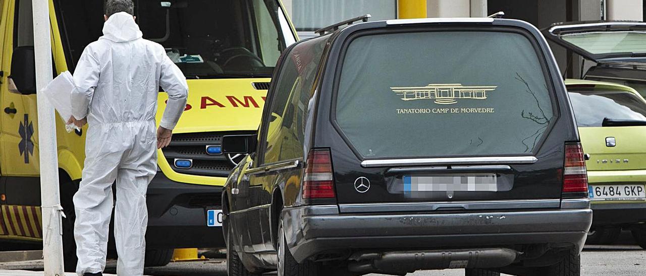 Imagen de archivo de un coche fúnebre a las puertas del Hospital de Sagunt. | DANIEL TORTAJADA