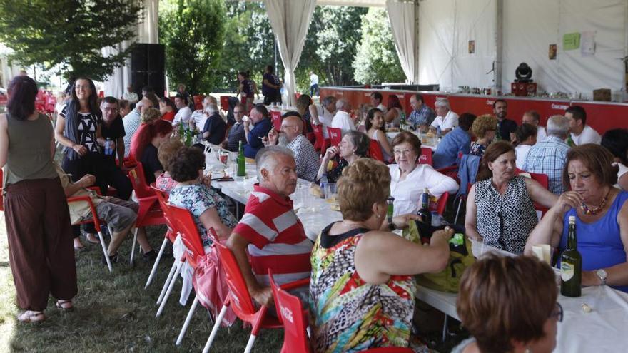 Vecinos en la comida festiva de Ceares.