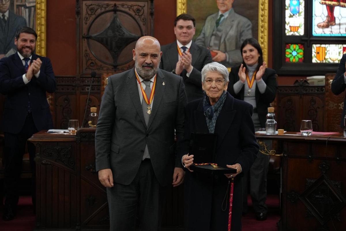 FOTOS | El Ayuntamiento de Palma entrega las Medallas de Oro de la Ciudad y nombra Hijas Ilustres a Pilar Juncosa Iglesias y Caty Juan del Corral FOTOS | El Ayuntamiento de Palma entrega las Medallas de Oro de la Ciudad y nombra Hijas Ilustres a Pilar Juncosa Iglesias y Caty Juan del Corral