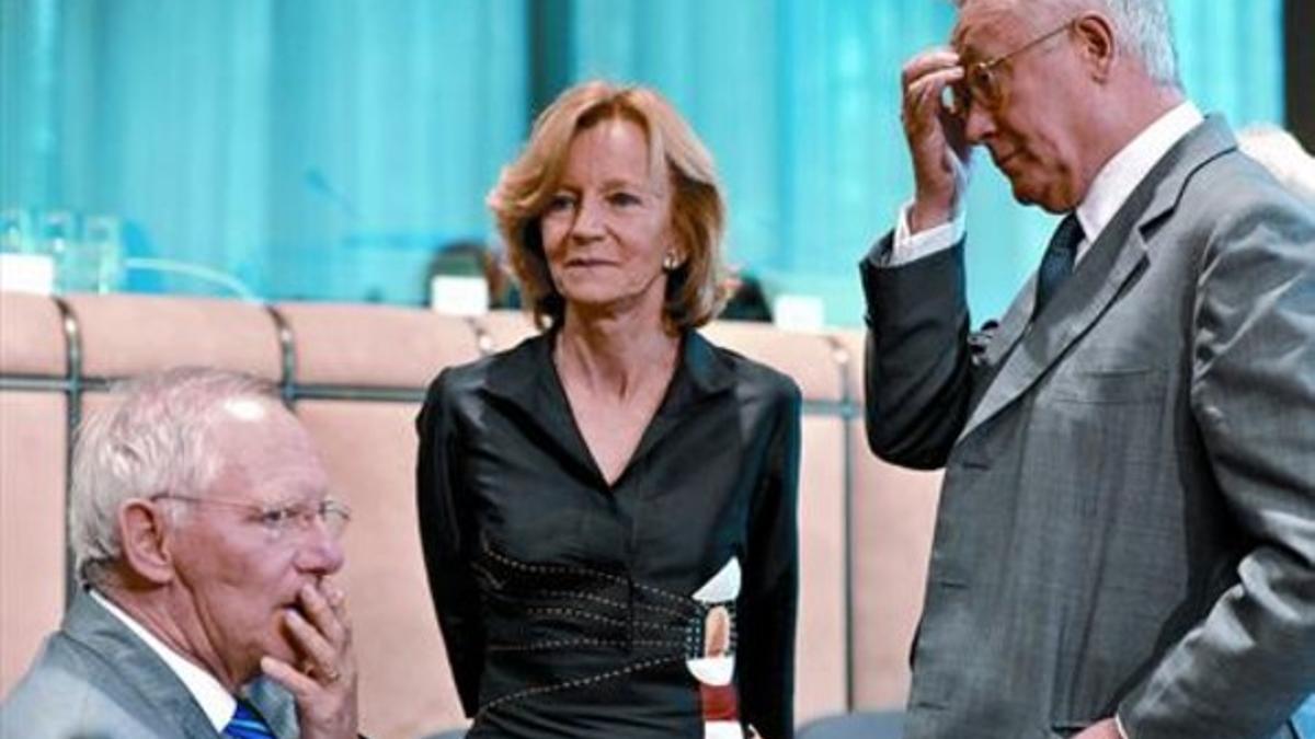 Salgado, con los ministros de Finanzas de Alemania e Italia, Wolfgang Schäuble (izquierda) y Giulio Tremonti, en Bruselas, en julio.