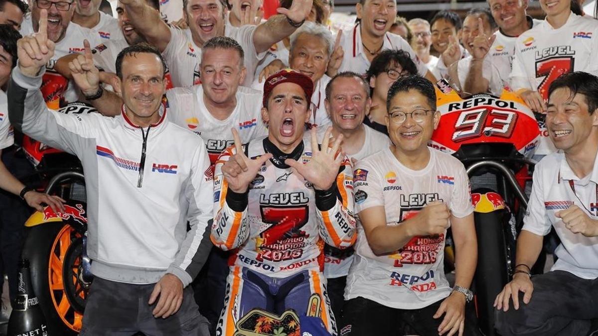 Alberto Puig, Marc Márquez y Yoshishige Nomura, presidente del departamento de competición de Honda (HRC), celebran el nuevo título del catalán.