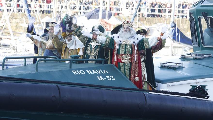 Los Reyes Magos llegan por mar a Gijón cargados de regalos