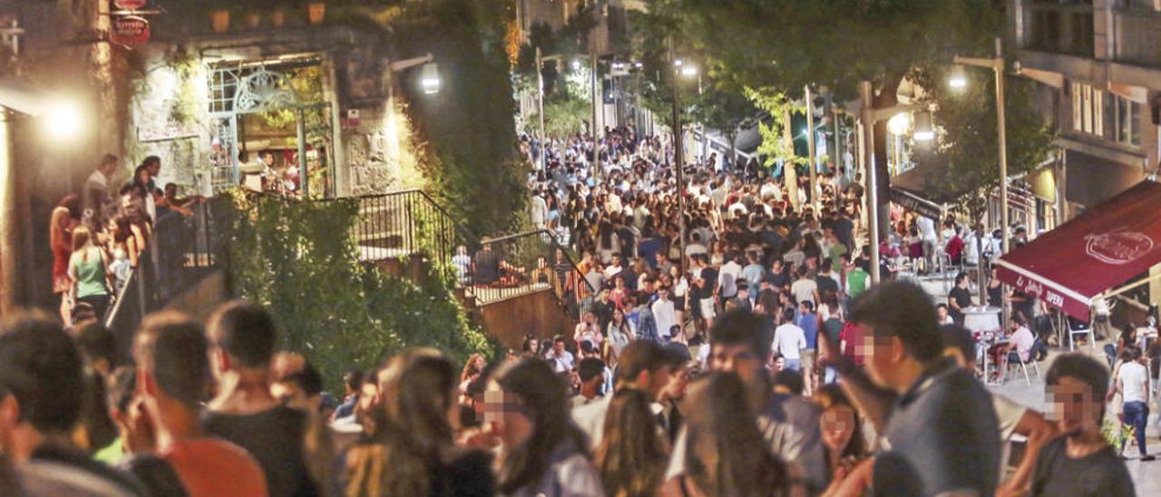 Miles de personas abarrotaron el Casco Vello, especialmente en el &quot;botellón&quot; de Praza de A Pedra y Teófilo Llorente. // Adrián Irago