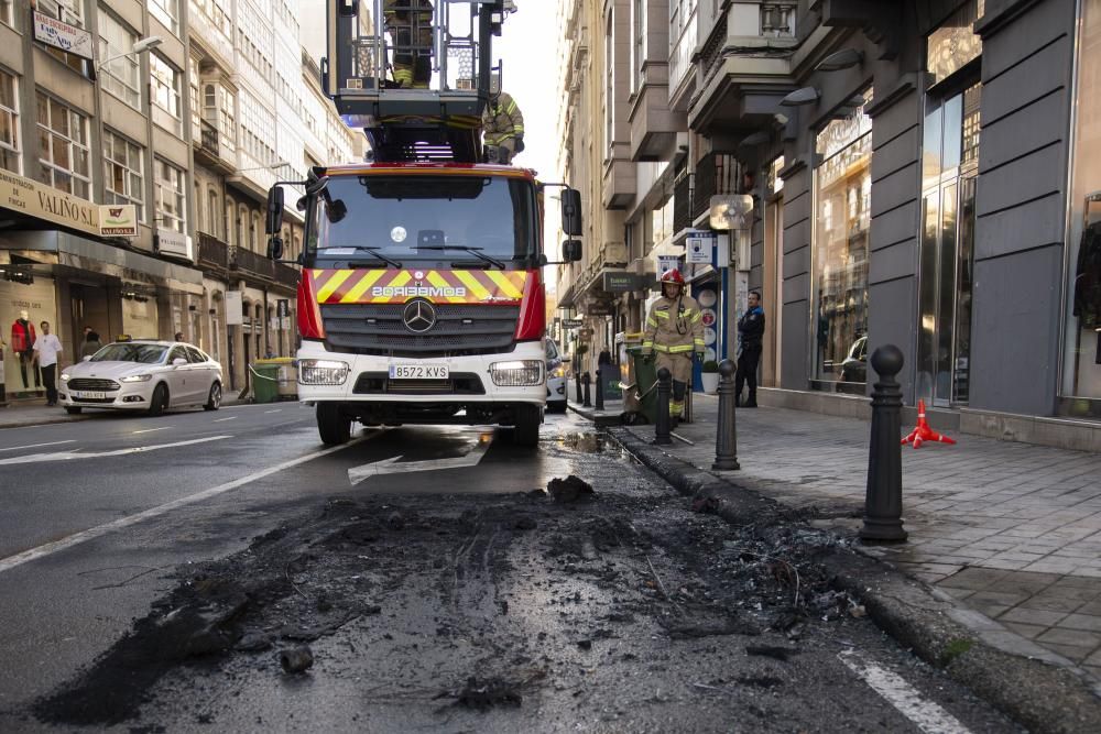 Un coche arde en la plaza de Pontevedra