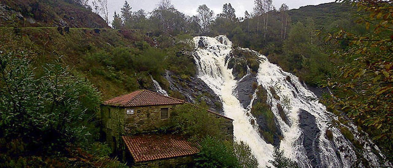 La hermosa Fervenza das Brañas junto al molino tradicional. // turismo.gal