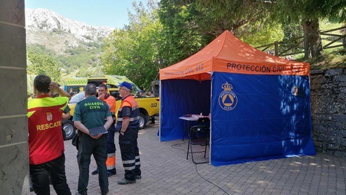 El equipo de emergencias trabajando en en la Cueva de Valporquero (León)