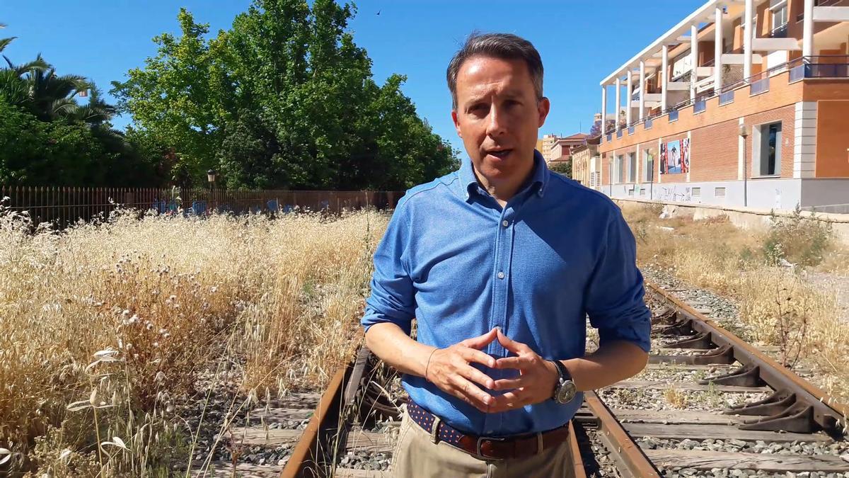 Fulgencio Gil Jódar, este viernes, en el paso a nivel del ferrocarril de la Alameda de la Constitución.