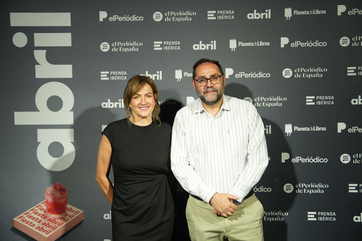 Karmele Jaio, la escritora, periodista y autora de Ediciones Destino del Grupo Planeta, junto a Armando Huerta, director de ‘El Periódico de España’