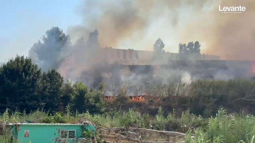 Controlado el incendio en Riba-roja junto al colegio Camp de Túria y 50 viviendas