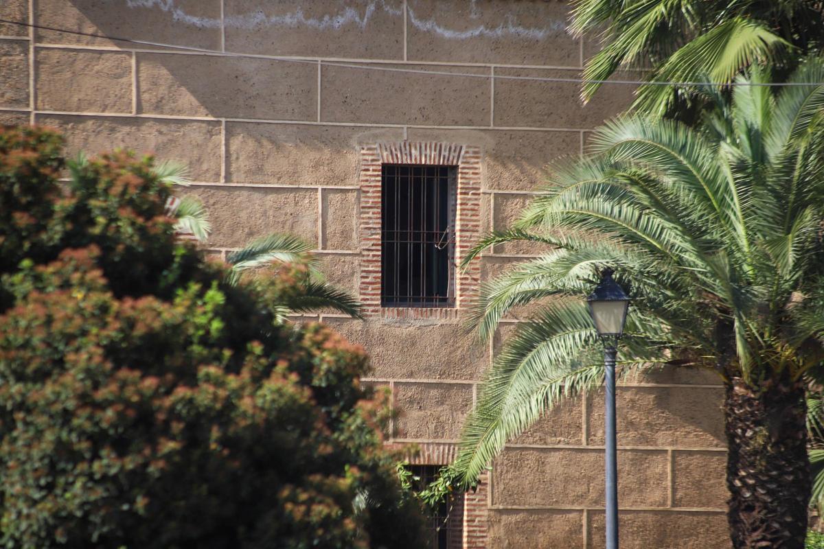 El pequeño hueco hecho por las ladrones al doblar dos barrotes de una de las ventanas del Museo Arqueológico de Badajoz.