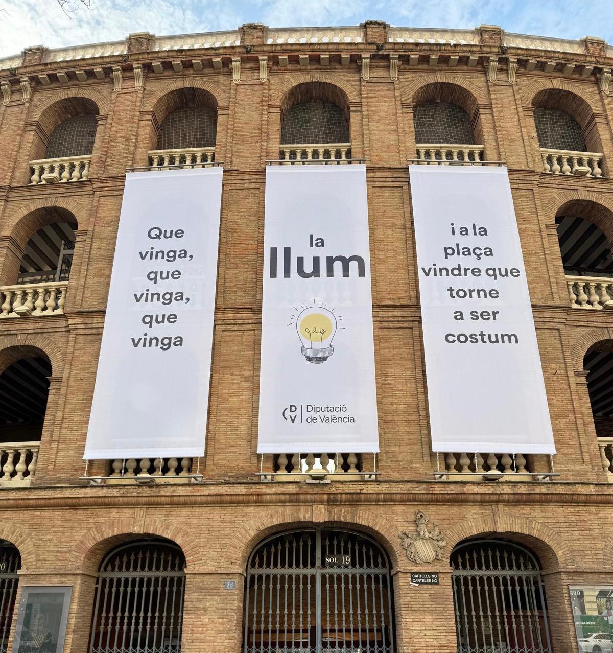 Lona desplegada en la plaza de toros.