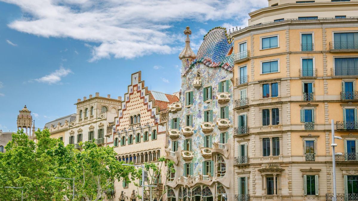 Reaparece después de un siglo una obra oculta de Gaudí: una espectacular fachada que ahora vuelve a ver la luz