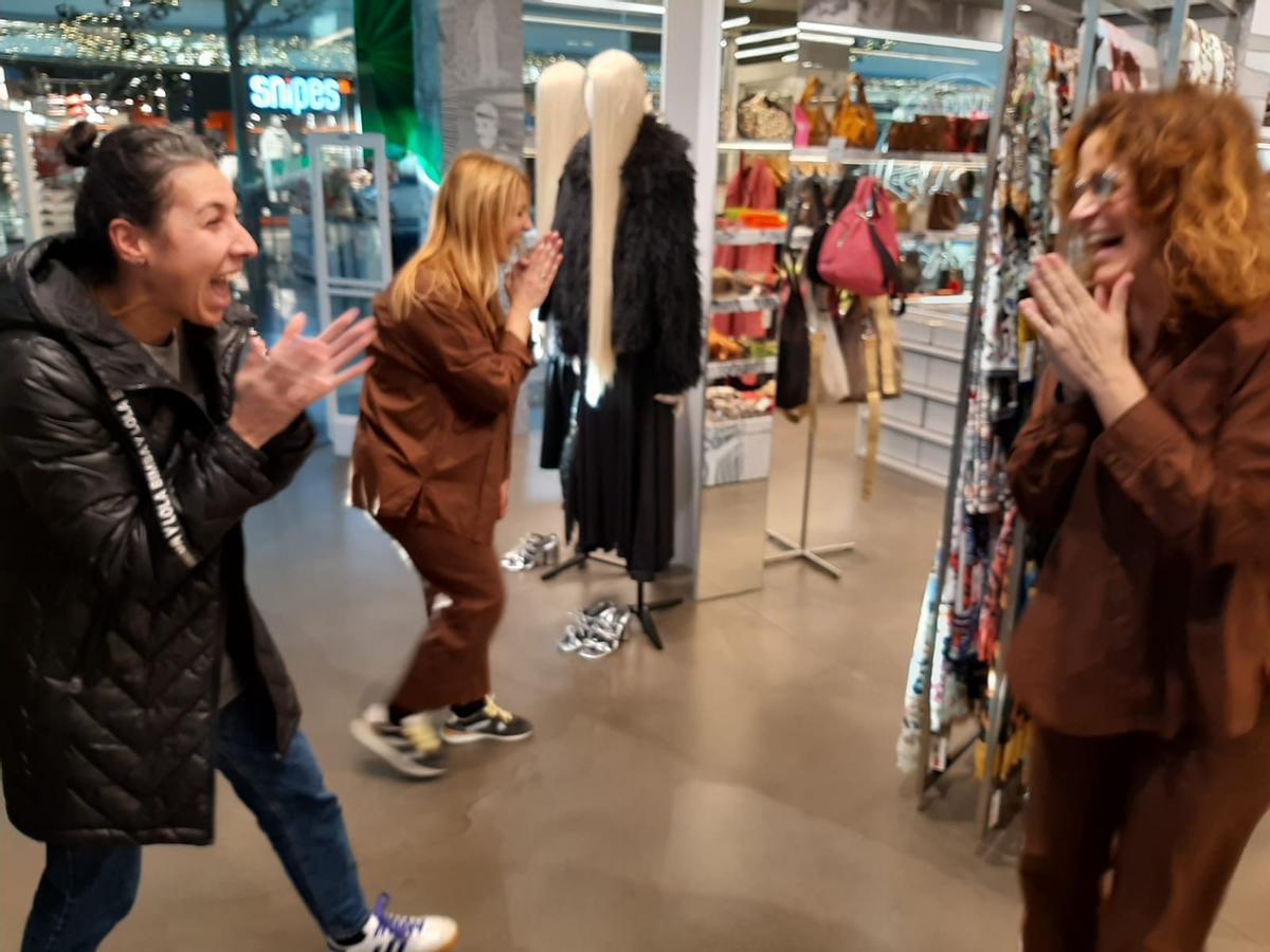 EN IMÁGENES: Bimba y Lola celebra en Asturias el segundo premio de la lotería de Navidad