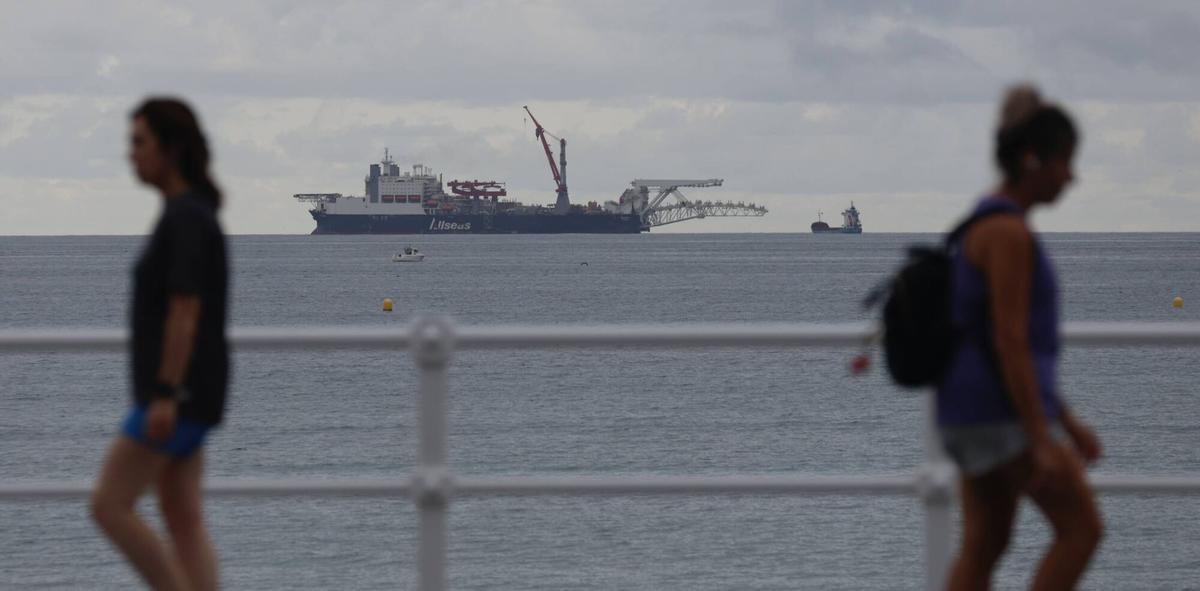 El buque SOLITAIRE pasando frente a la bahía de San Lorenzo.