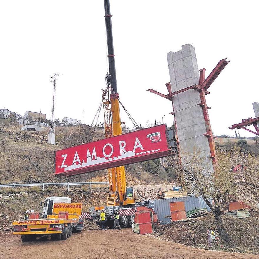 La palabra “Zamora”, visible en la estructura.