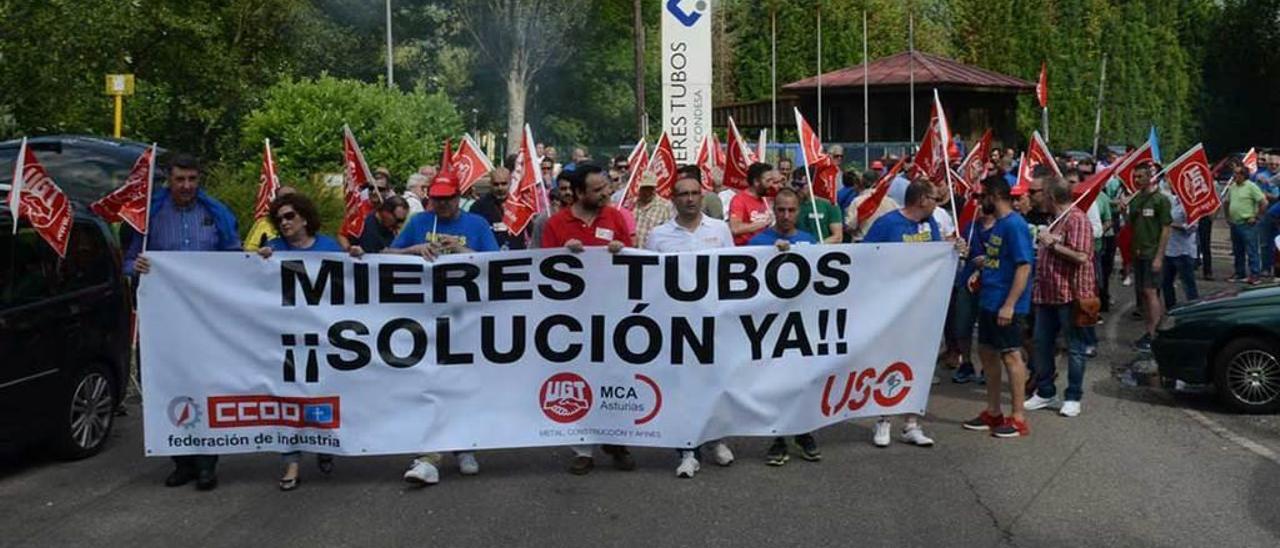 Trabajadores de Mieres Tubos, en una protesta frente a la factoría.