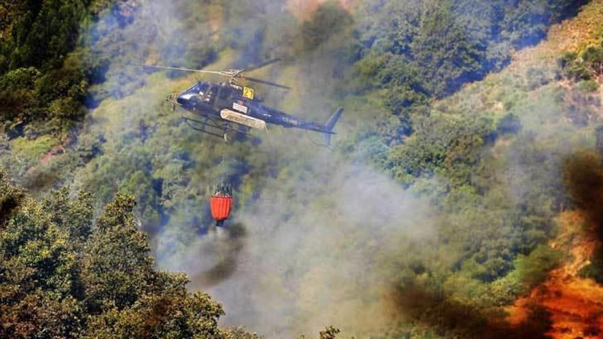 Un helicóptero de bomberos portugués.