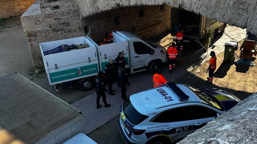 Los servicios de limpieza municipales retiran enseres de personas sin hogar del antiguo cauce