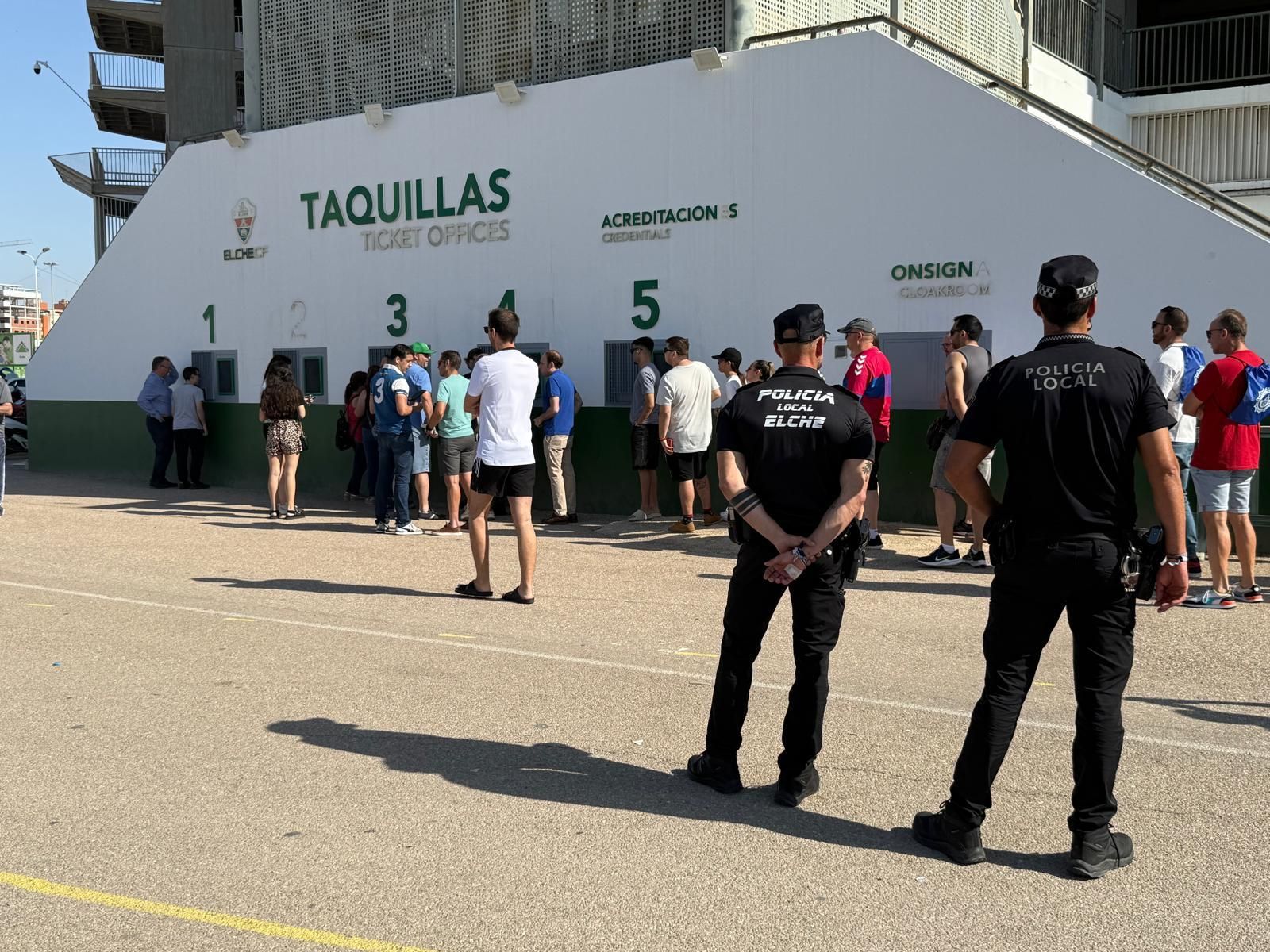 Los aficionados del Elche CF recogen las entradas en el estadio para el partido contra el Deportivo