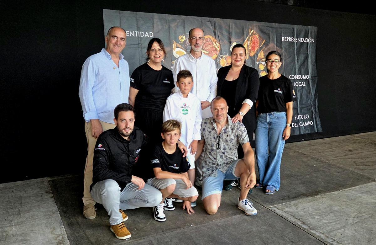 El cocinero Jonatan GArrote (abajo a la izquierda) y otros colaboradores en la "De la tierra al mar"