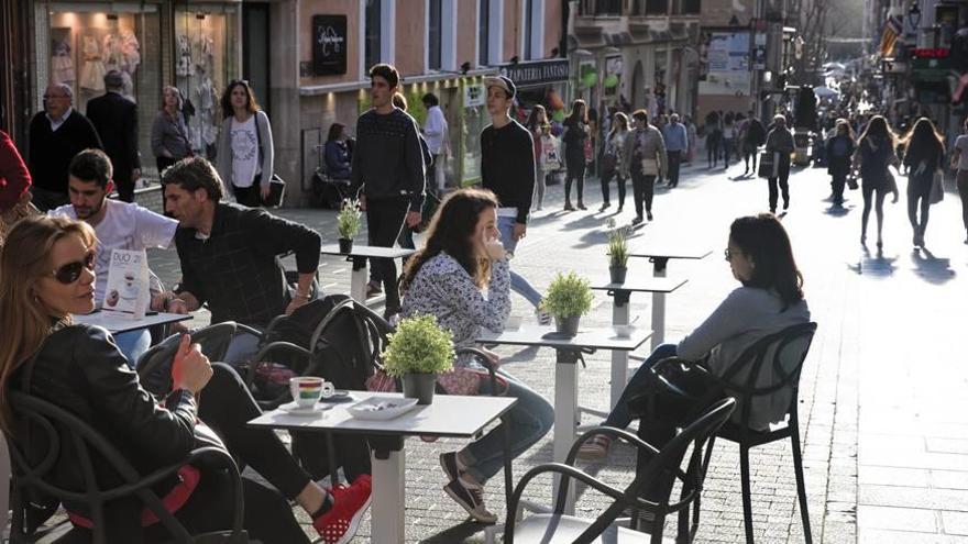 Una de las terrazas situada en medio de la calle Oms en su confluencia con Sant Miquel.